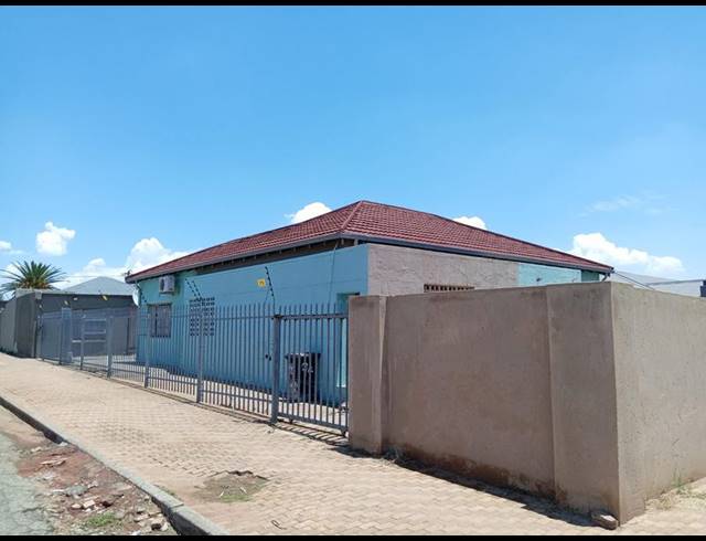 10 BEDROOM HOUSE FOR SALE IN SPRINGS CENTRAL